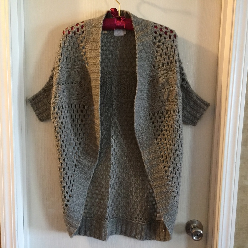 T Los Angeles Short Sleeve Sweater Size Small Crochet Gray/Mushroom
